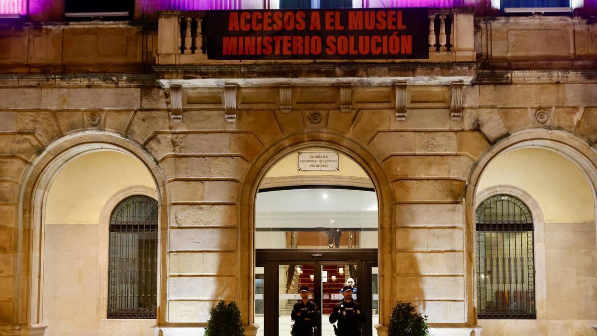 La pancarta reivindicativa que se puso en el balcón del Ayuntamiento exigiendo solución para los accesos a El Musel.