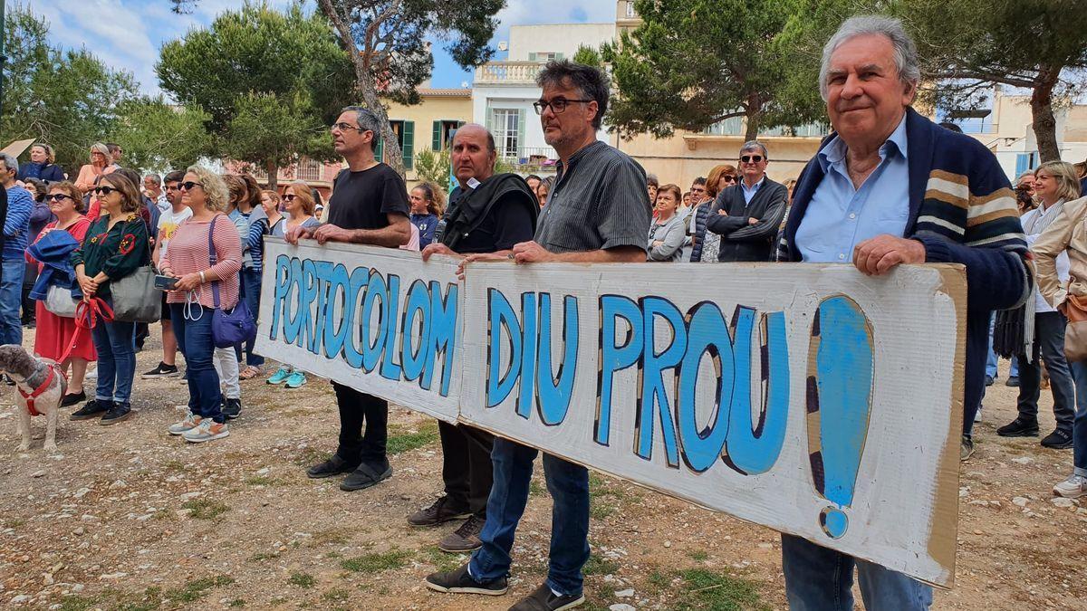 Rund 500 Menschen demonstrierten am Sonntag (1.5.) gegen die geplante Neubausieldung in Portocolom