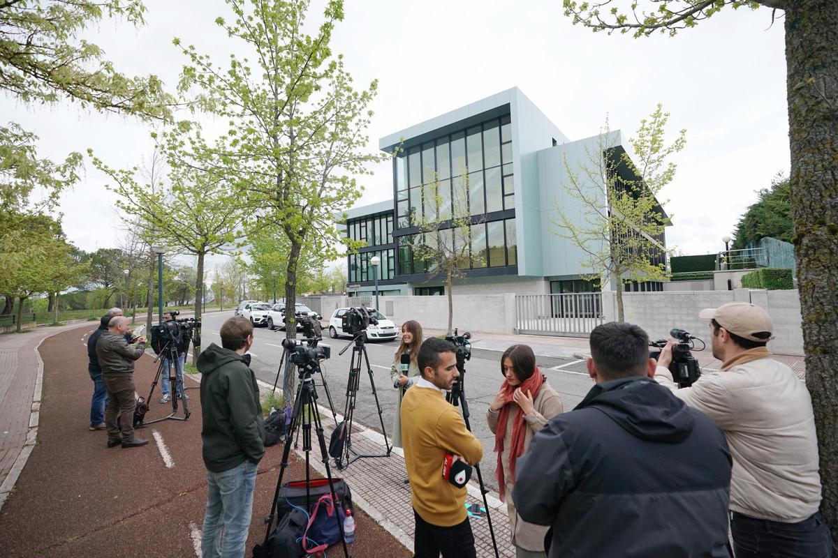 Medios de comunicación frente a la clínica Eduardo Anitua donde va a tratarse el rey emérito.