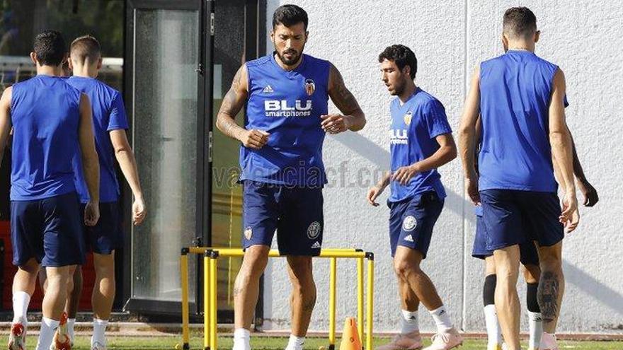 Garay regresa a los entrenamientos un mes después