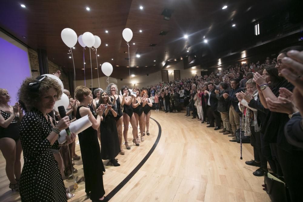 Desfile en el Auditorio de mujeres afectadas por cáncer de mama