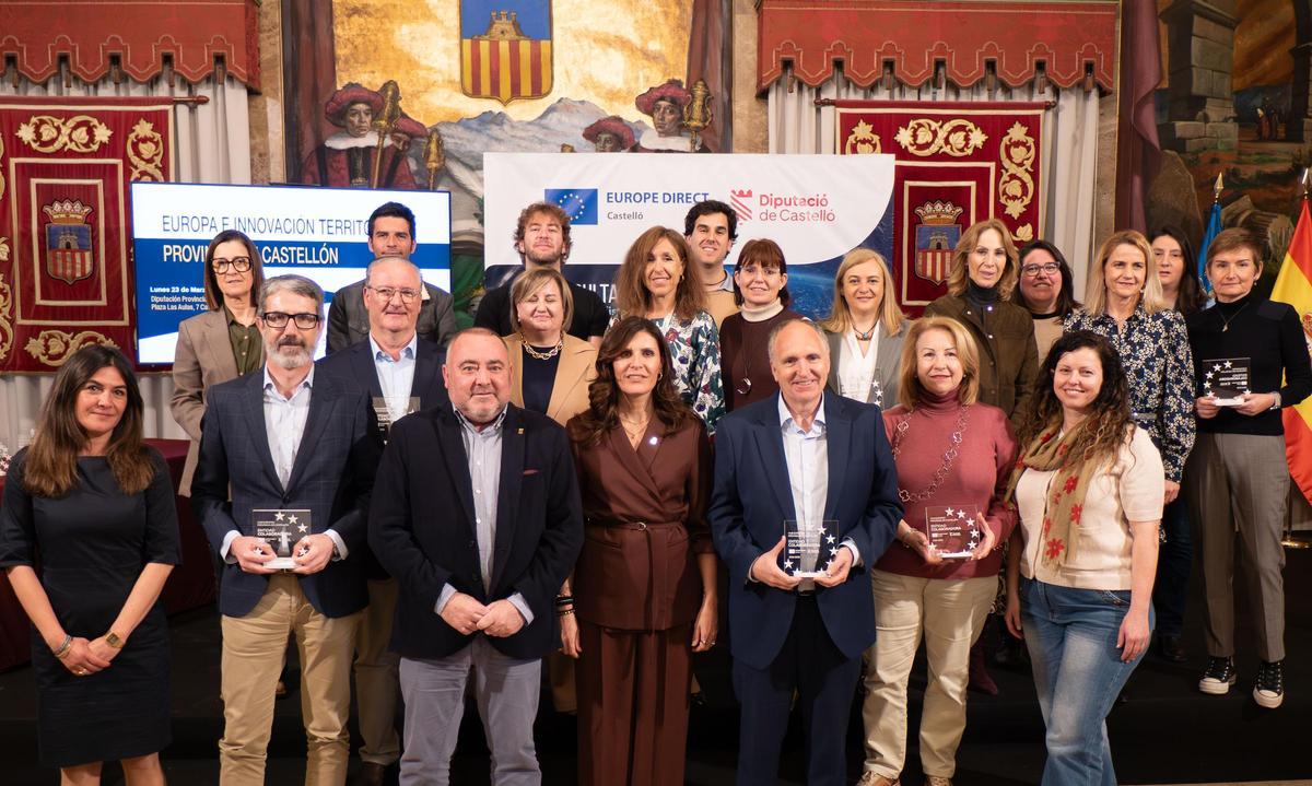 Foto de familia de los asistentes al acto.