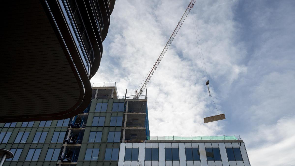 Construcción de nuevas oficinas en el barrio del Poblenou, en Barcelona.