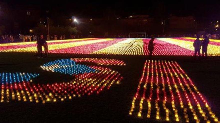 Llívia encén una immensa estelada amb més de 80.000 espelmes