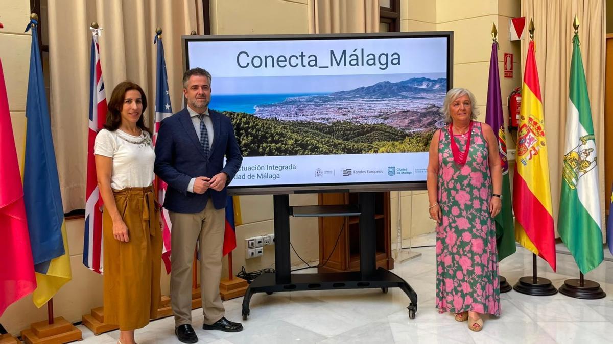 Los concejales Penélope Gómez, Carlos Conde y Teresa Porras en la presentación del plan Conecta_Málaga