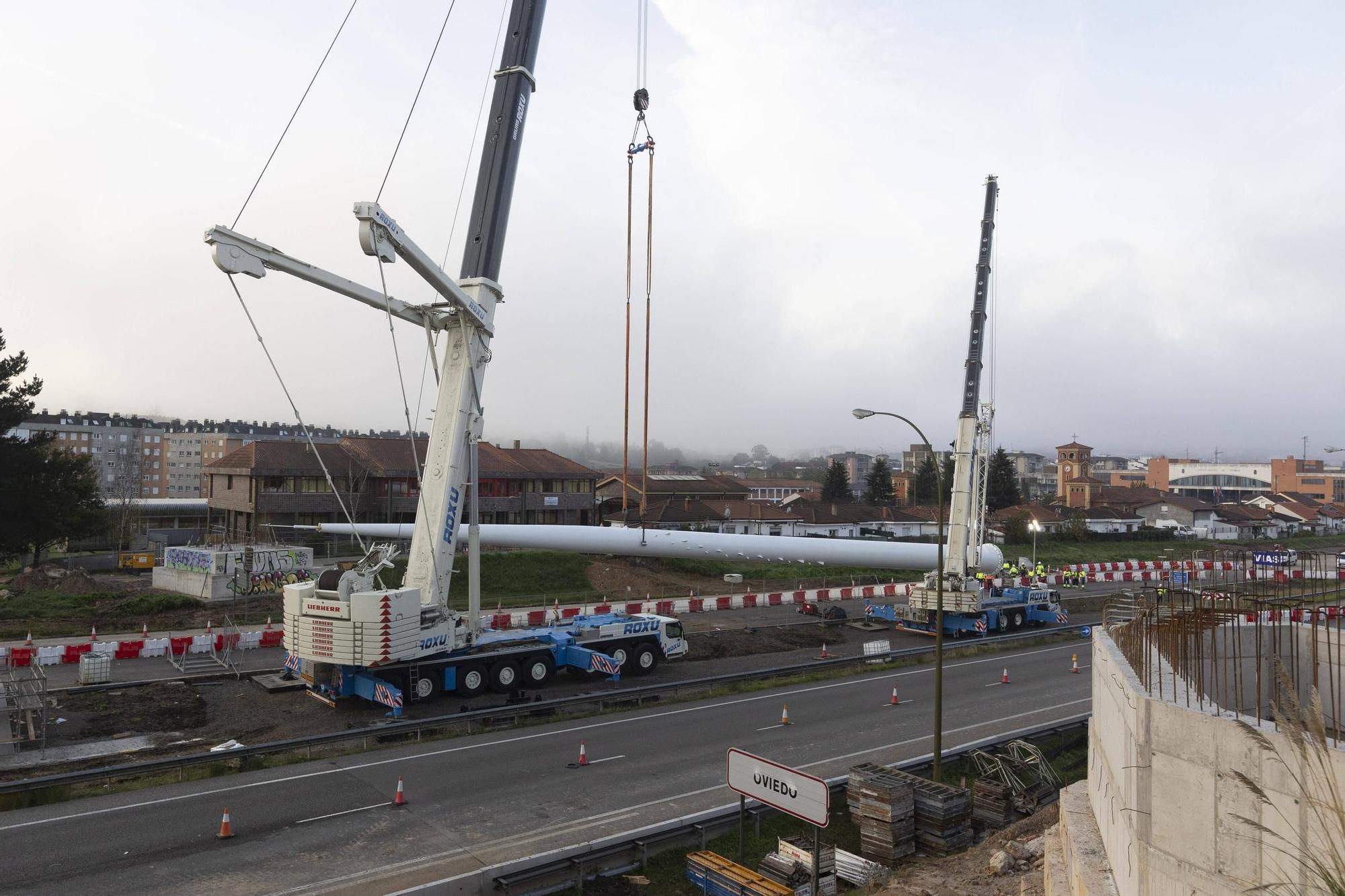 EN IMÁGENES: Así fue la instalación del mástil de 55 metros en las obras de la entrada de Oviedo