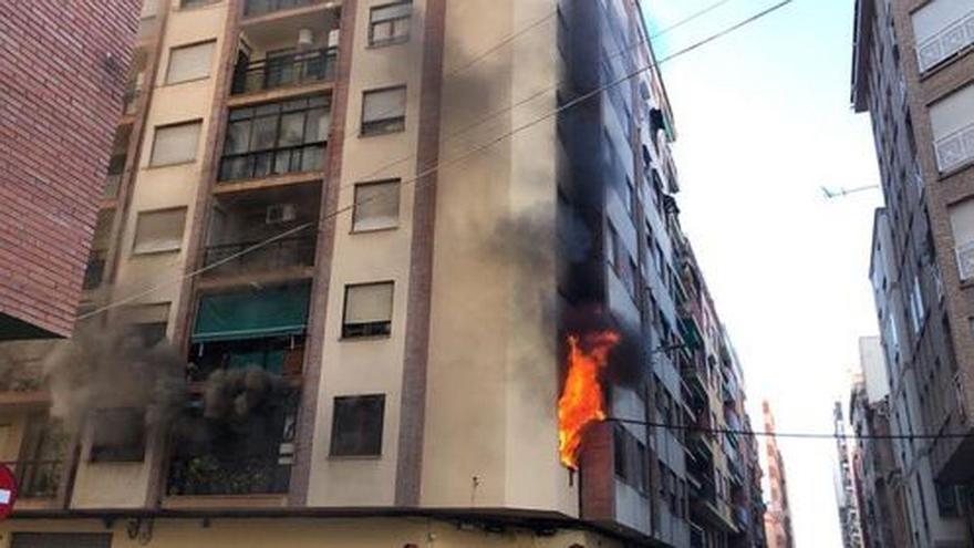 Incendio en Castellón: una vivienda en llamas en el centro de la capital obliga a desalojar a los vecinos