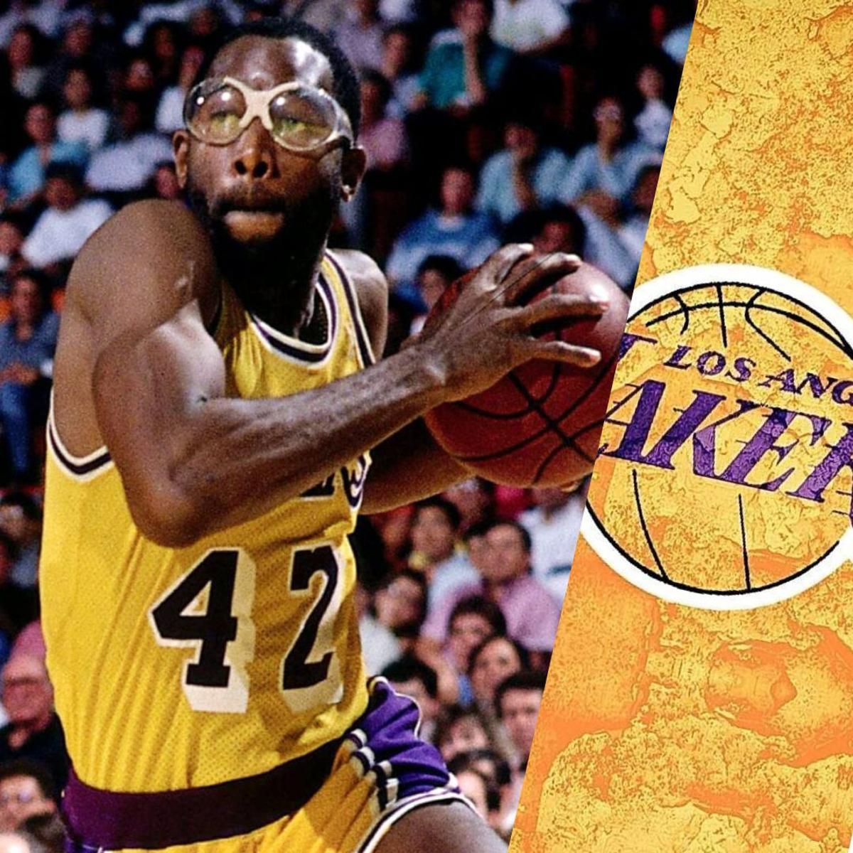 James Worthy, que estuvo desde 1982 hasta 1994 en la franquicia, tiene el dorsal 42 retirado.