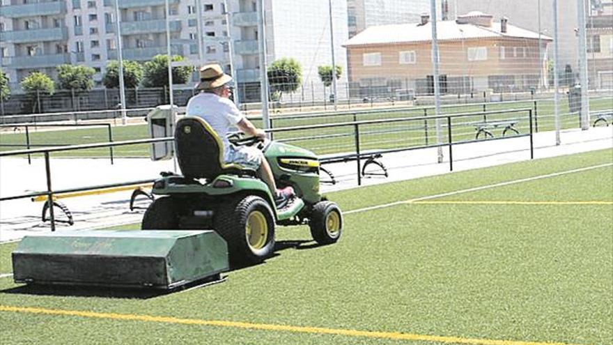 Almassora cambiará el césped de los campos de fútbol de Boqueras