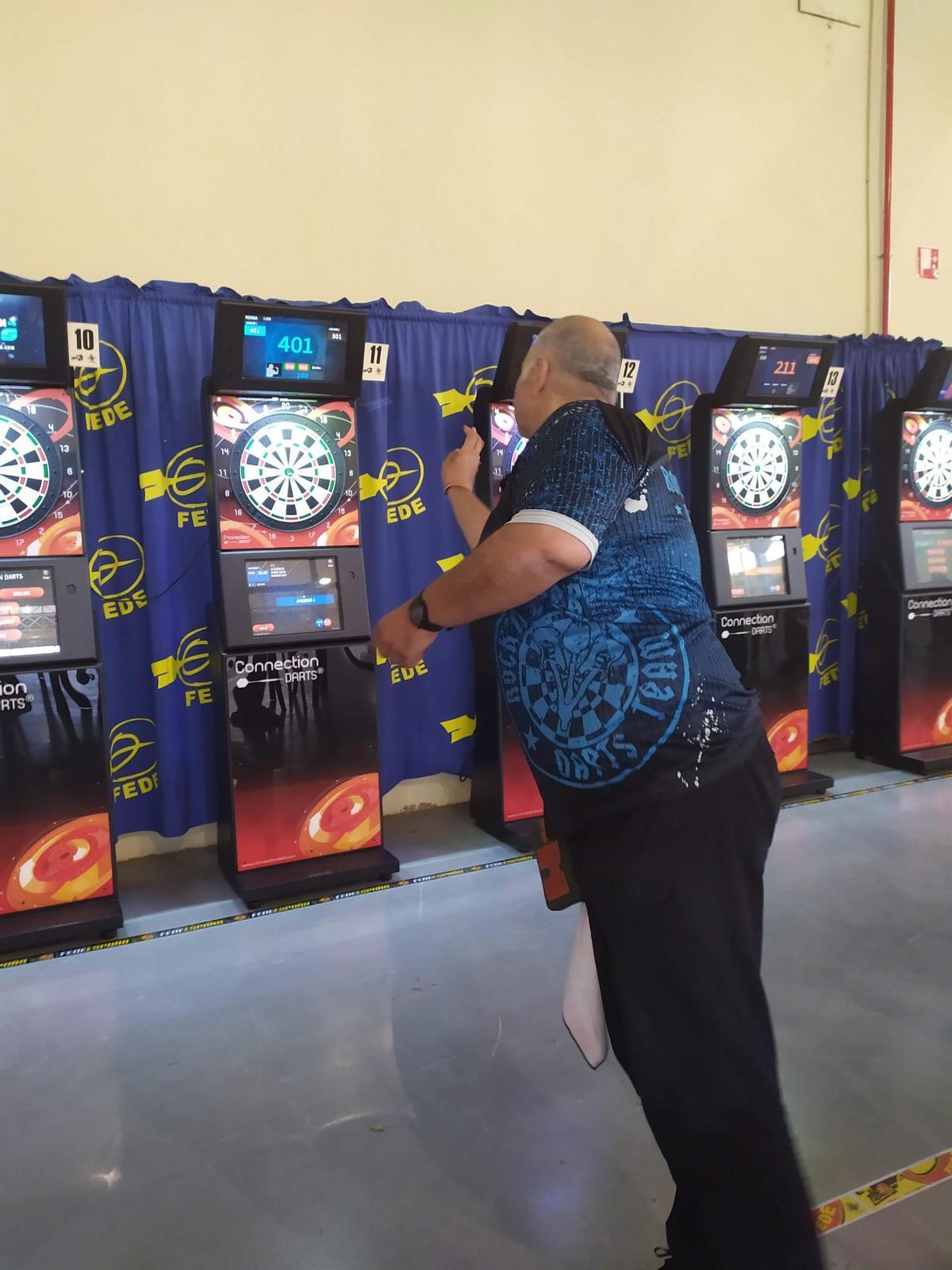 El alcorino David Nebot, durante la ejecución de un lanzamiento en la diana.