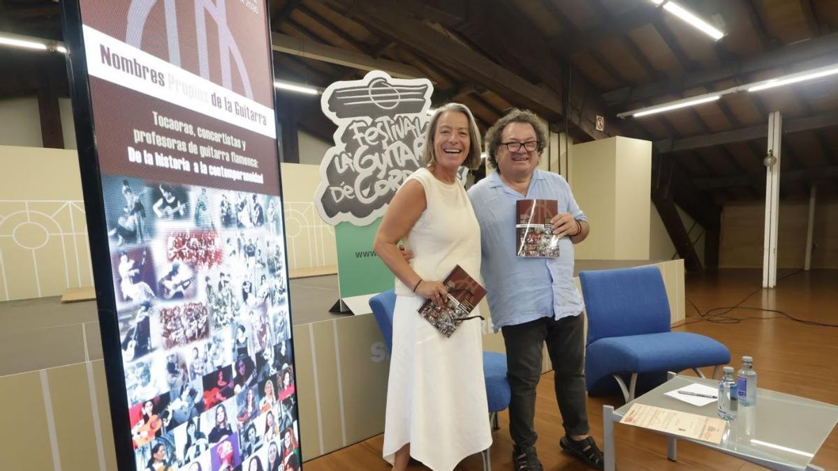Isabel Albás y Norberto Torres, con la publicación presentada este lunes dentro del Festival de la Guitarra de Córdoba.