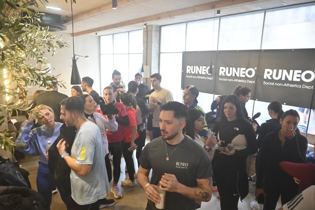 En imágenes | Runneo, el club de 'running' más viral de Zaragoza que mezcla carreras con 'cachondeo'