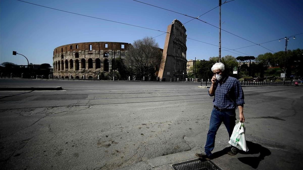 Un hombre pasa frente al Coliseo de Roma, este sábado.