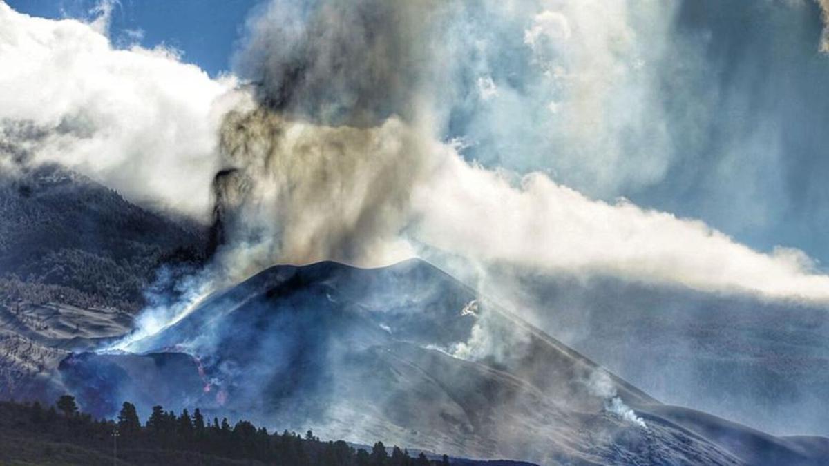 L’alta concentració de gasos del volcà de La Palma impedeix retirar cendra de les cases