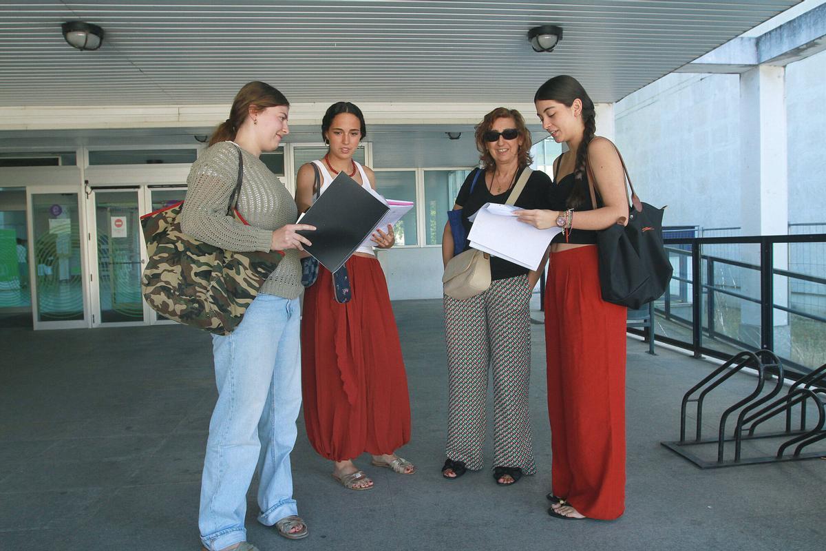 Los estudiantes ourensanos repasando antes del siguiente examen.