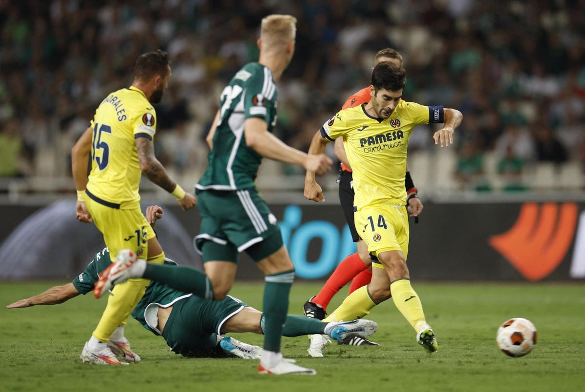 Manu Trigueros durante una acción del partido.