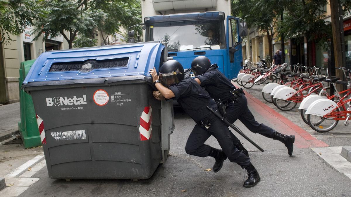 Desalojo de una casa ocupada en Sant Andreu, en julio del 2008