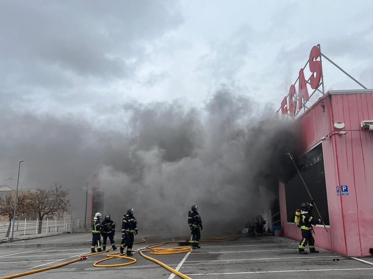 El incendio de un bazar en una nave en Villa de Vallecas.