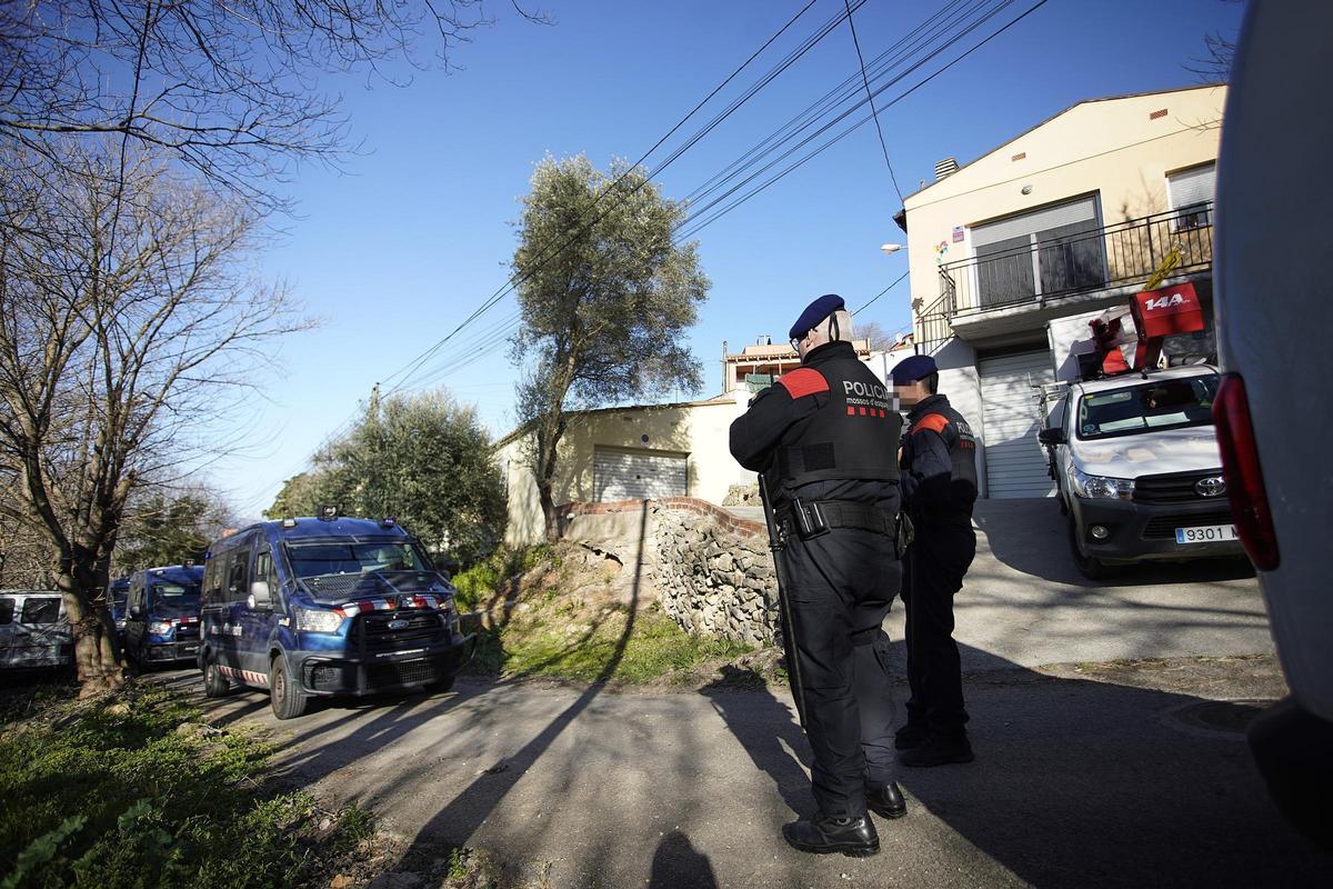 Les fotos del dispositiu policial al barri de Torre Gironella per cultiu il·legal de marihuana