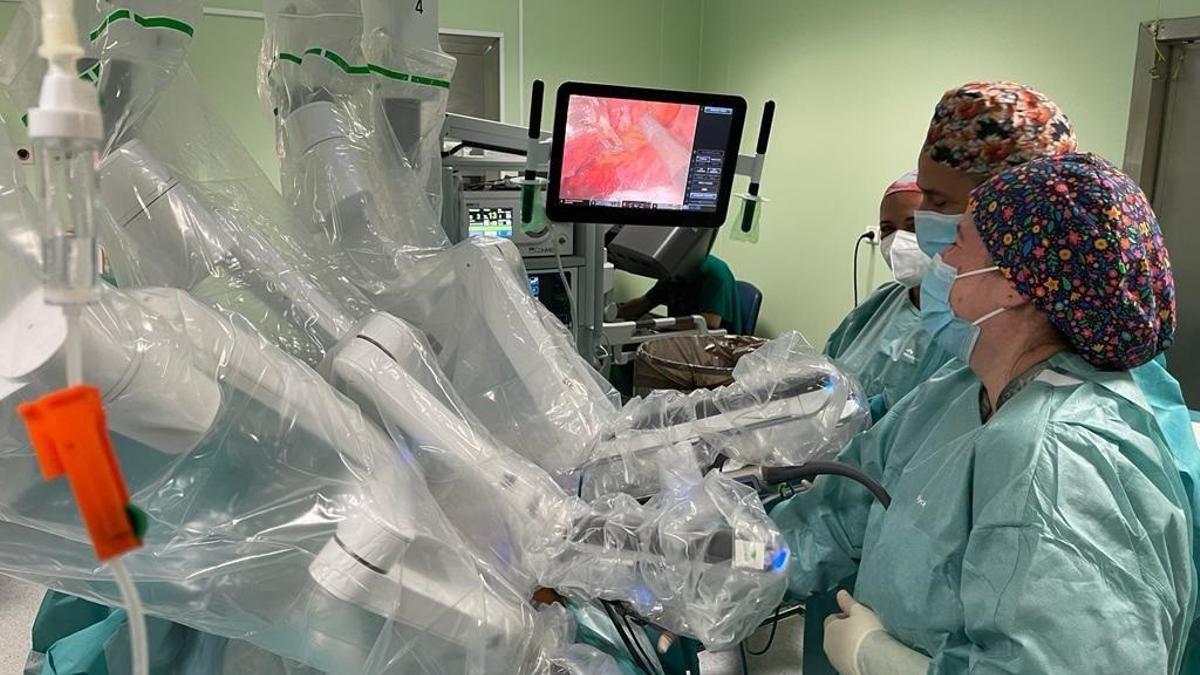 La unidad de Urología del Hospital Clínico alcanza en dos años 300 procedimientos de cirugía robótica Da Vinci