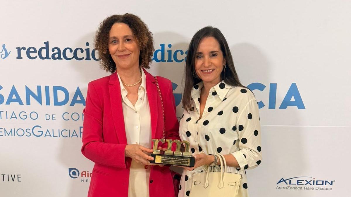 Las dermatólogas del CHUS Ángeles Flórez y Sabela Rodríguez, con el premio.