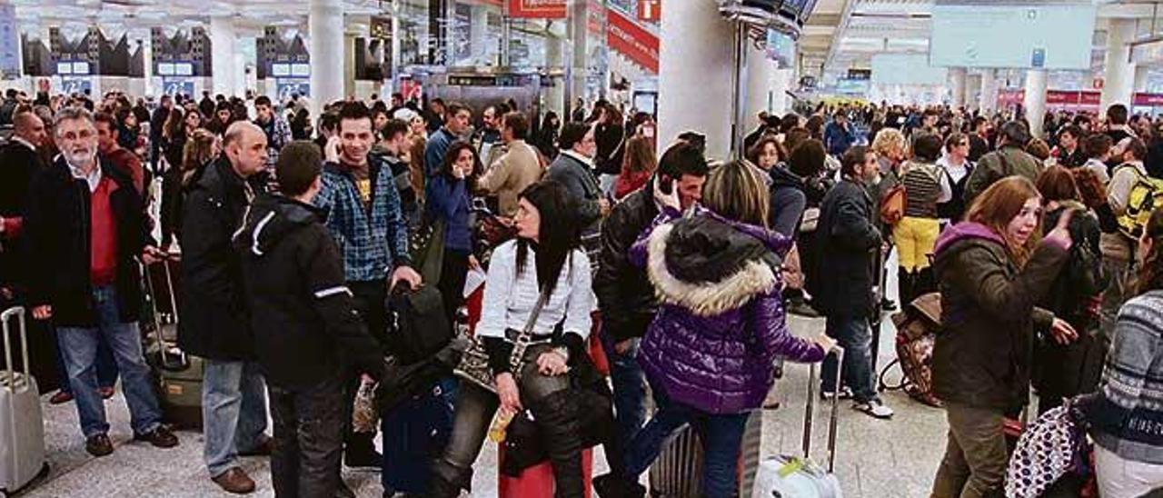 La movilización del aeropuerto de Palma en el año 2010 dejó a miles de pasajeros sin poder volar.