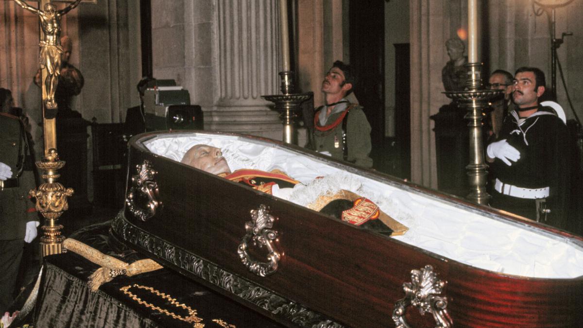 El fèretre amb el cos del dictador Francisco Franco.