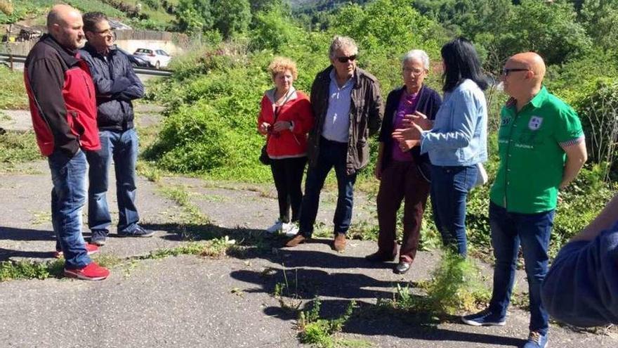 La diputada Carmen Fernández conversa con miembros de Foro Lena y con vecinos de Campomanes.