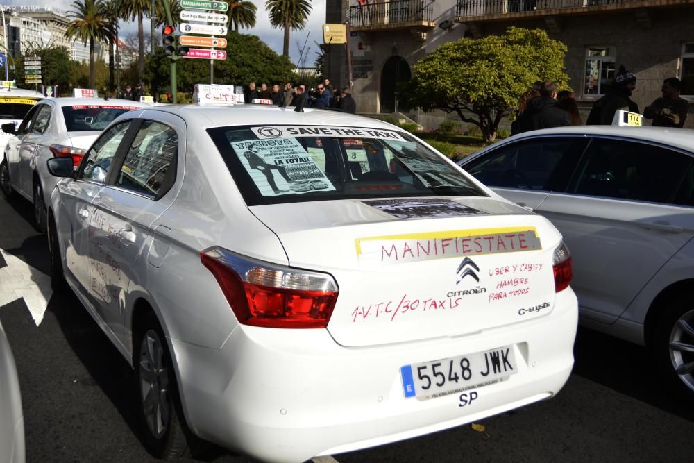 Taxistas de la ciudad marchan en caravana por A Coruña dentro de una jornada de protestas del sector del taxi contra los vehículos de transporte colectivo