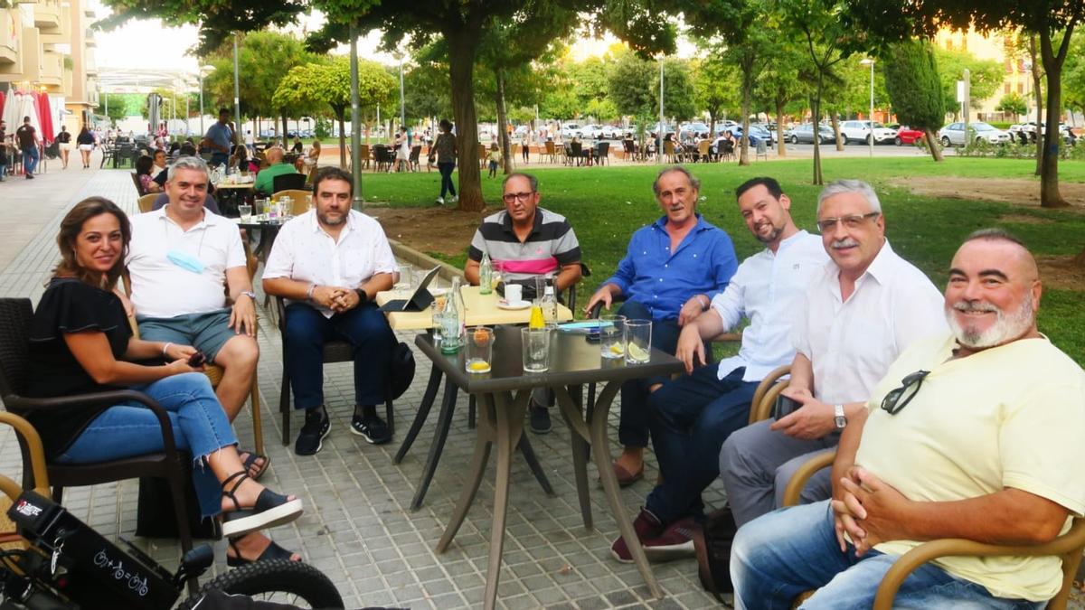 Reunión de los representantes del grupo socialista con vecinos de Arroyo del Moro.