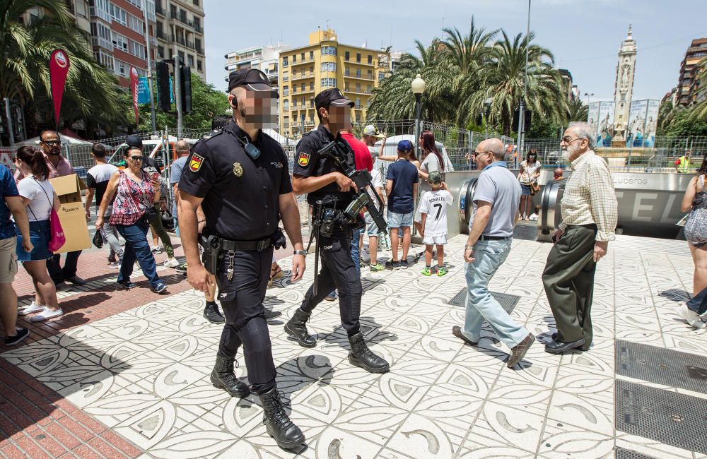 Las mascletàs previas a hogueras arrancan con mucho público y sin incidentes