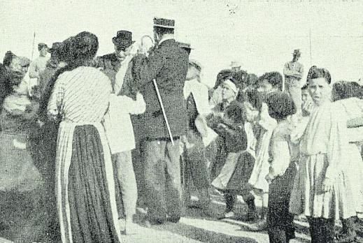 El escritor reparte dinero a los hijos de pescadores en las playas de San Andrés, en 1910.