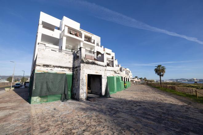 Galería: así están los restaurantes calcinados en Platja d'en Bossa siete meses después