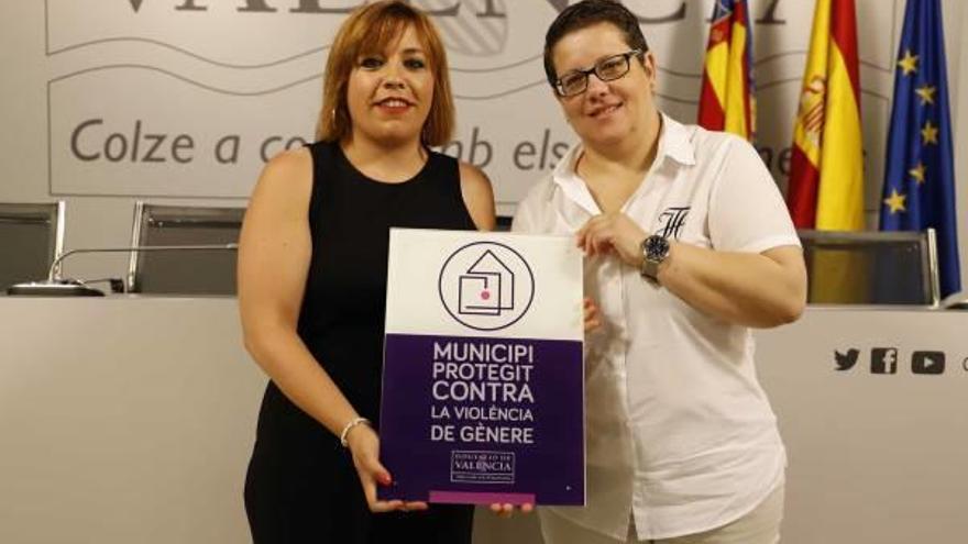 La concejala Begoña Perigüell, de Bocairent, con la diputada.