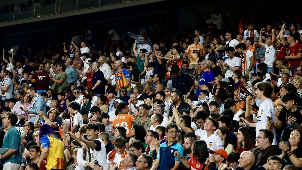 Aficionados en Mestalla durante el último partido liguero.