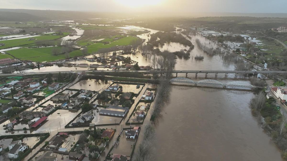 El río Alagón, tras su desbordamiento a su paso por Coria.
