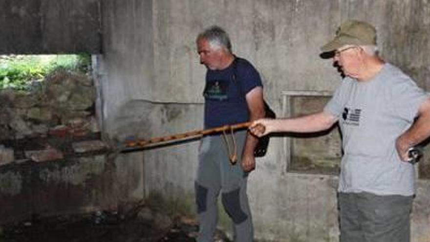 Els dos voluntaris que han inventariat els búnquers a la Cerdanya