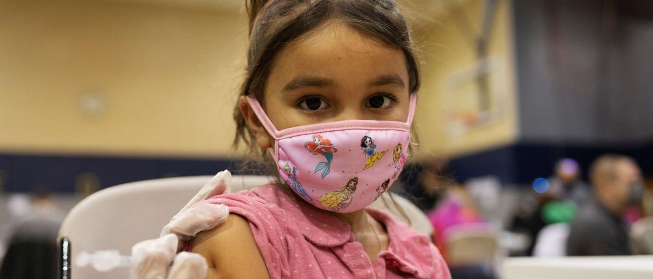 Una niña recibe la vacunade Pfizer contra el COVID en Lansdale, EE UU.