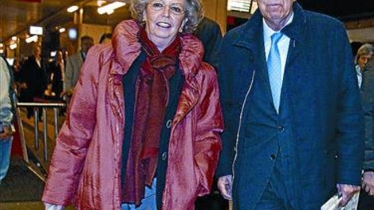 El excomisario europeo Mario Monti y su esposa, ayer en Roma