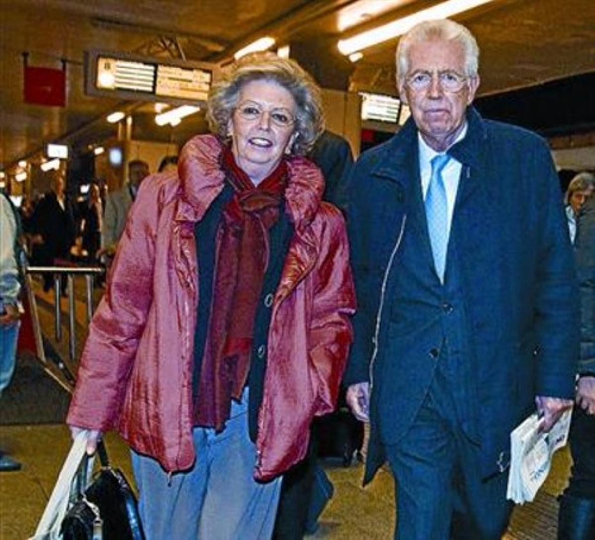 El excomisario europeo Mario Monti y su esposa, ayer en Roma