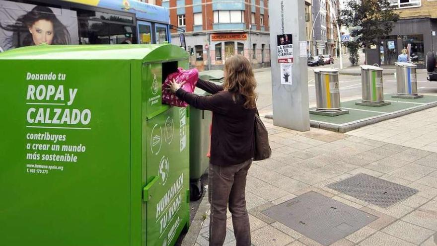 Langreo cuenta ya con contenedores para reciclar ropa y calzado