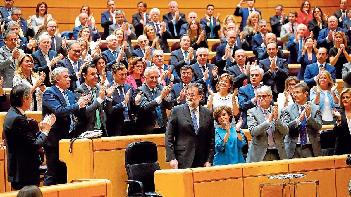El presidente Mariano Rajoy aplaudido en el pleno extraordinario celebrado en el Senado para aprobar las propuestas planteadas por el Gobierno para actuar contra la Generalitat de Catalunya al amparo del artículo 155 de la Constitución. EFE/Chema Moya