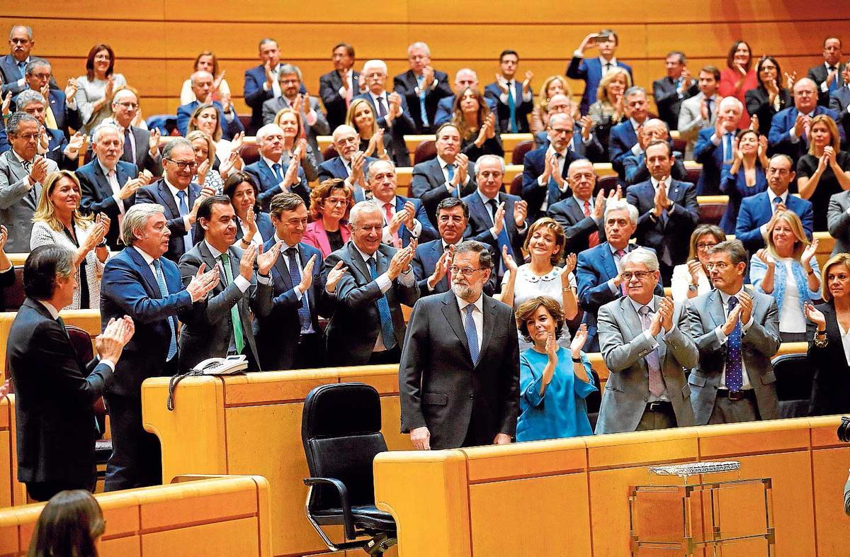 El presidente Mariano Rajoy aplaudido en el pleno extraordinario celebrado en el Senado para aprobar las propuestas planteadas por el Gobierno para actuar contra la Generalitat de Catalunya al amparo del artículo 155 de la Constitución. EFE/Chema Moya