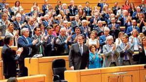 El presidente Mariano Rajoy aplaudido en el pleno extraordinario celebrado en el Senado para aprobar las propuestas planteadas por el Gobierno para actuar contra la Generalitat de Catalunya al amparo del artículo 155 de la Constitución. EFE/Chema Moya