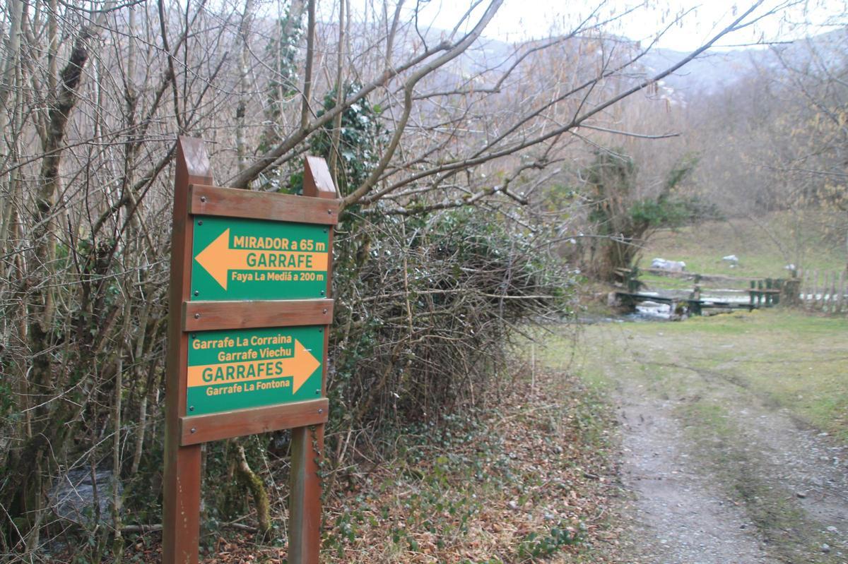 La nueva señalización de Los Garrafes, en Quirós.