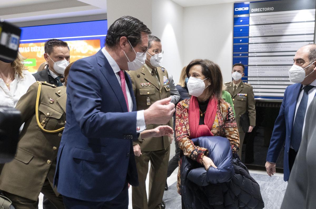 La ministra de Defensa, Margarita Robles, y el presidente de CEOE, durante la presentación del proyecto conjunto Es tu fuerza