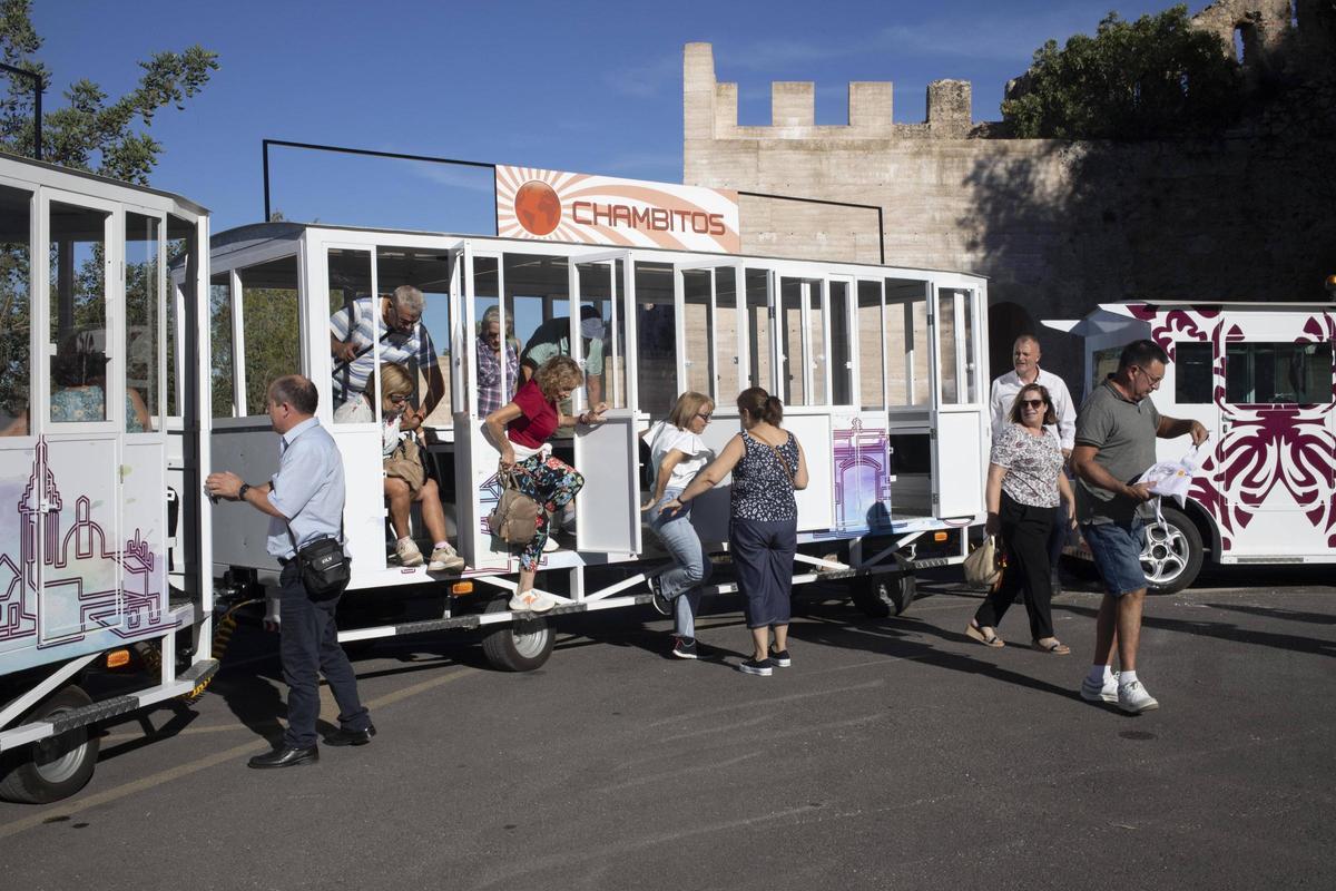 Usuarios descienden del tren turístico de Xàtiva, en el castillo.