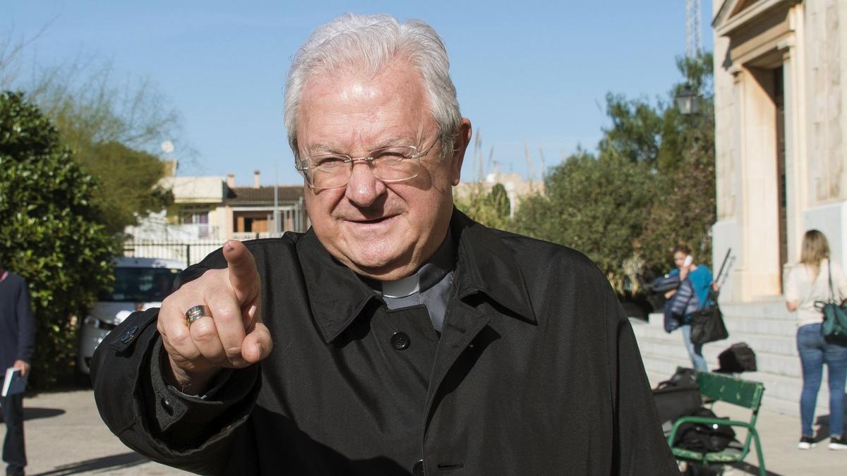 El valenciano Javier Salinas durante su época como obispo de Mallorca.