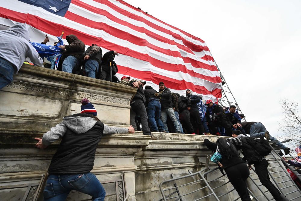 Una torba de seguidors de Trump assalta el Capitol