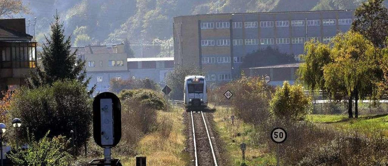 Un tren de Renfe, ayer, circulando en el entorno de la estación de Figaredo.
